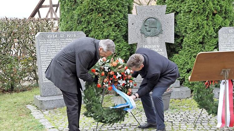 Kranzniederlegung am Kriegerdenkmal in Hallerndorf  Foto: Mathias Erlwein