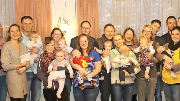Bürgermeister Martin Rauscher (rechts) überreichte zusammen mit Bürgermeisterin Marita-Pollex Claus (zweite von rechts) an zehn Eltern ein Kuvert mit 1000 Euro extra Kindergeld. Foto: Michael Stelzner
