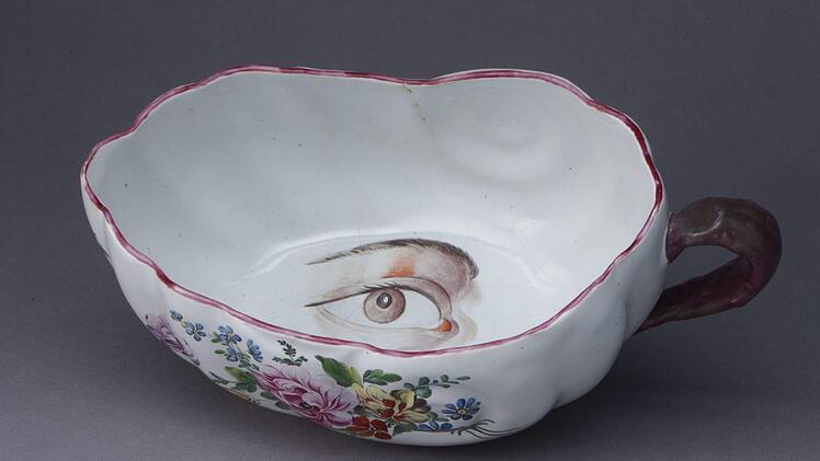 Aus der Sammlung Ludwig: ein Bourdalou, ein Nachttopf für unterwegs, mit einem Auge auf dem Grund