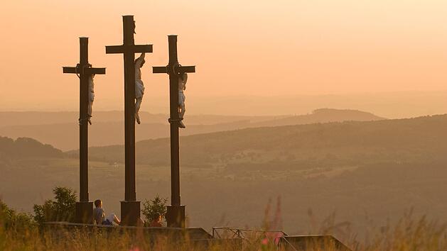 Die Kreuzgruppe oberhalb des Klosters - hier in der Abenddämmerung -    ist wohl die  bekannteste der Rhön.  Foto:  Jürgen Hüfner