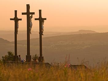 Die Kreuzgruppe oberhalb des Klosters - hier in der Abenddämmerung -    ist wohl die  bekannteste der Rhön.  Foto:  Jürgen Hüfner