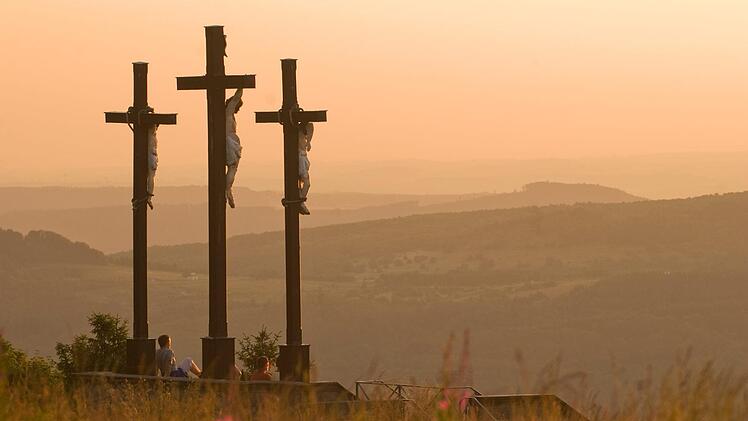 Die Kreuzgruppe oberhalb des Klosters - hier in der Abenddämmerung -    ist wohl die  bekannteste der Rhön.  Foto:  Jürgen Hüfner