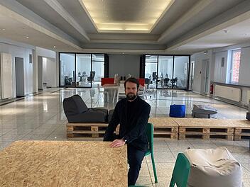 Jochen Florschütz im Herzstück der Digitalen Manufaktur Rödental : Der große Open-Work-Bereich mit frei zugänglichem Innovationscafé, einzelnen Co-Working-Plätzen, großer Küche und vor allem viel Freiraum für Kreativität, Feierabendbiere und Austausch soll nach Corona-Zeiten neu belebt werden.