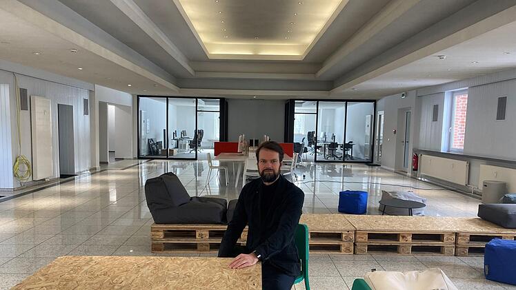Jochen Florschütz im Herzstück der Digitalen Manufaktur Rödental : Der große Open-Work-Bereich mit frei zugänglichem Innovationscafé, einzelnen Co-Working-Plätzen, großer Küche und vor allem viel Freiraum für Kreativität, Feierabendbiere und Austausch soll nach Corona-Zeiten neu belebt werden.