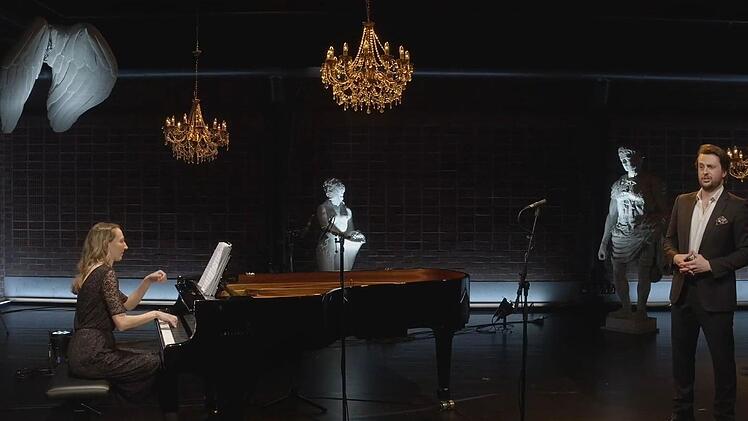 Der Bariton Daniel Carison interpretiert Beethovens Liederzyklus in der Reihe "Klassik am Sonntag". Am Flügel: Mairi Harris-Grewar.Foto: Screenshot/Video Martin Trepl