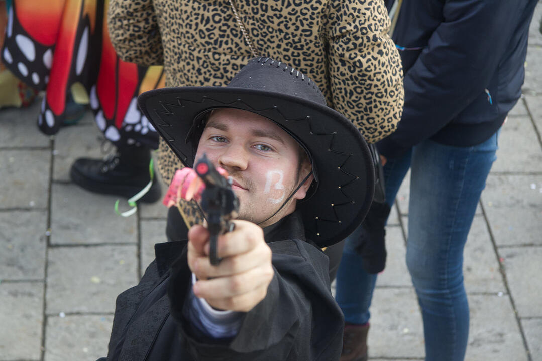 Bunter Zug durch die Straßen mit Finale am Marktplatz