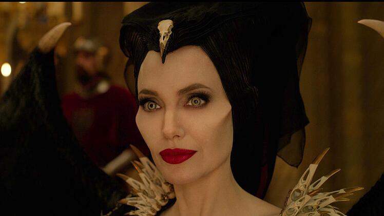 Die Fee Maleficent (Angelina Jolie) versucht, beim Abendessen mit Auroras zuk&uuml;nftigen Schwiegereltern Haltung zu bewahren.