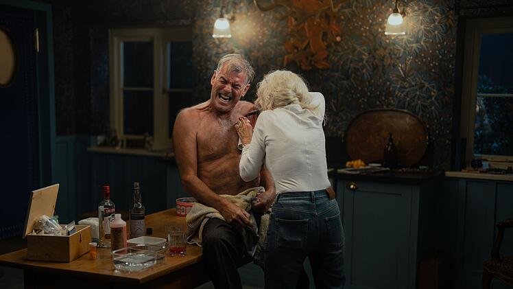 Sie hassen und sie lieben sich: Wieder einmal muss Maeve (Helen Mirren) ihrem Mann Conrad (Pierce Brosnan) nach einer Schie&szlig;erei eine Kugel aus der Schulter entfernen.