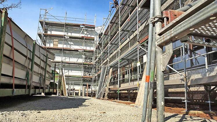 Bauarbeiter stellen das Gerüst an der Euerdorfer Schule auf. Fotos: Arkadius Guzy