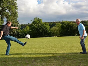 Pfarrer Michael Kubatko (links) und Thomas Reuß, der Vorsitzende der DJK Windheim.Foto: Björn Hein