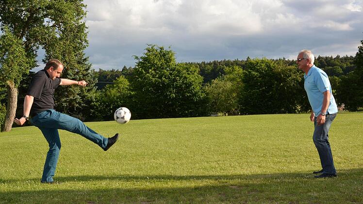 Pfarrer Michael Kubatko (links) und Thomas Reuß, der Vorsitzende der DJK Windheim.Foto: Björn Hein