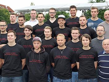Eine stattliche Größe hat der Kader der "Hawks” - Spieler und Betreuer - bereits angenommen. Beim Fanstammtisch stellten sich vor (jeweils von links), Vordere Reihe: Peter Trost, Pascal Marx, Phillip Mauder, Martin Hildenbrand, Joshua Platten, Betreuer Herbert Lutz. Zweite Reihe: Florian Ziegler, Tizian Korb, Fabian Kohn, Michael Pfeiffer, Betreuer Bernd Keller. Dritte Reihe: Marcel Schorr, Hannes Eller, Max Hildenbrand, Christian Dietrich, Sylvio Bruno, Betreuer Ralf Eichmeyer. Hinten: Fabia...