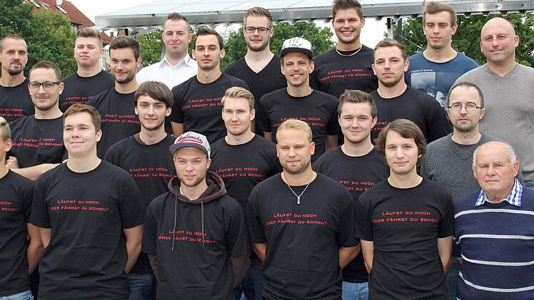 Eine stattliche Größe hat der Kader der "Hawks” - Spieler und Betreuer - bereits angenommen. Beim Fanstammtisch stellten sich vor (jeweils von links), Vordere Reihe: Peter Trost, Pascal Marx, Phillip Mauder, Martin Hildenbrand, Joshua Platten, Betreuer Herbert Lutz. Zweite Reihe: Florian Ziegler, Tizian Korb, Fabian Kohn, Michael Pfeiffer, Betreuer Bernd Keller. Dritte Reihe: Marcel Schorr, Hannes Eller, Max Hildenbrand, Christian Dietrich, Sylvio Bruno, Betreuer Ralf Eichmeyer. Hinten: Fabia...