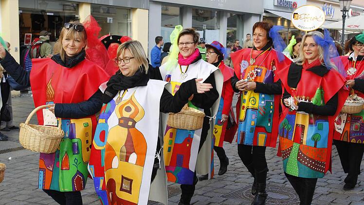 Die Elferratsfrauen der Coburger Narrhalla auf dem Weg zum Rathaus.