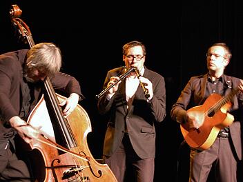Das Trio "Wildes Holz" mit (von links) Markus Conrads (Kontrabass), Tobias Reisige (Flöten) und Anto Karaula (Konzertgitarre) kennt keine musikalischen Grenzen.  Foto: Sigismund von Dobschütz