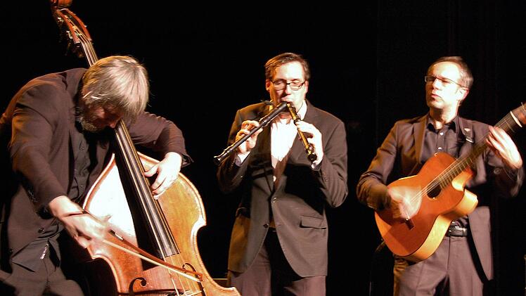 Das Trio "Wildes Holz" mit (von links) Markus Conrads (Kontrabass), Tobias Reisige (Flöten) und Anto Karaula (Konzertgitarre) kennt keine musikalischen Grenzen.  Foto: Sigismund von Dobschütz