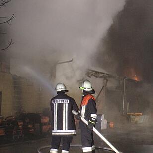 Lagerhallerhallenbrand hielt Feuerwehr in Atem - Großbrand fordert hohen Sachschaden