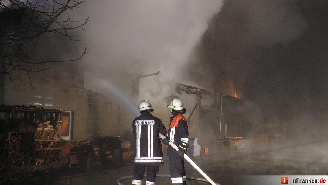 Lagerhallerhallenbrand hielt Feuerwehr in Atem - Großbrand fordert hohen Sachschaden