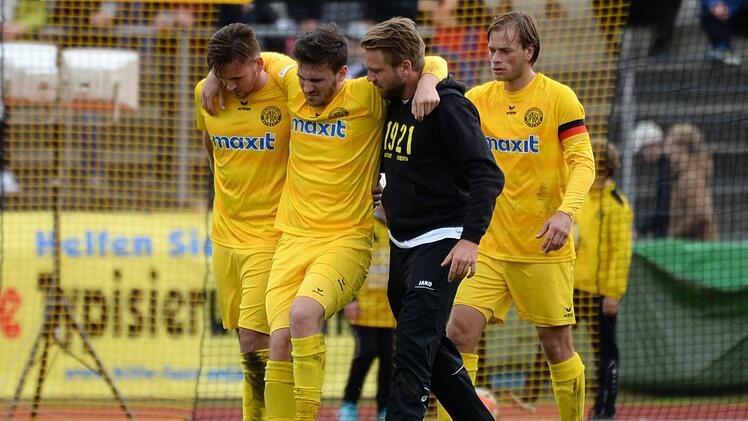 Sein Ausfall warf die Altstädter zurück: Die SpVgg Bayreuth musste in dieser Regionalligasaison lange auf Abwehrchef Julian Kolbeck (Mitte) verzichten. Foto: Peter Mularczyk