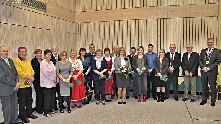 Geehrt wurde Stützen des Dorfladens "MIO" mit Geschäftsführerin Sandra Schramm (vorne Mitte) und Bürgermeister Helmut Dietz (rechts), sowie 2. Bürgermeister Siegfried Kirchner (5. von links).  Helmut Will