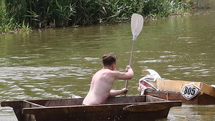 So mancher Sautrog kippte und es wurde der Parcours zusammen mit dem Trog mittels Schwimmen absolviert. Foto: Michael Stelzner