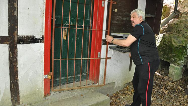 Nachdenklich sperrt Freddy Winkler das Fachwerkhäuschen von Freddys Bar zu.  Foto: Leo Hühnlein