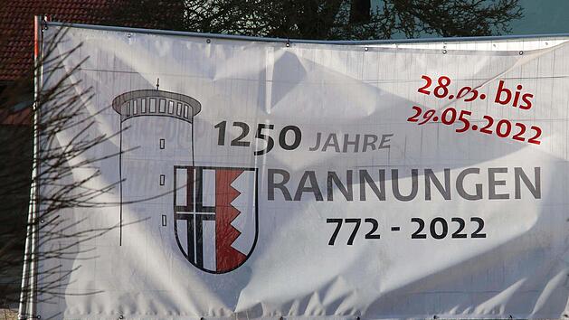 Vor 1250 Jahren wurde Rannungen erstmals in einer Urkunde erw&auml;hnt. Das feiert die Gemeinde Ende Mai ganz gro&szlig;. Schon jetzt weisen Banner mit dem Gemeindewappen und dem Wasserturm, dem Wahrzeichen des Dorfes, darauf hin. Foto: Dieter Britz