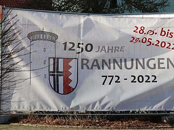 Vor 1250 Jahren wurde Rannungen erstmals in einer Urkunde erwähnt. Das feiert die Gemeinde Ende Mai ganz groß. Schon jetzt weisen Banner mit dem Gemeindewappen und dem Wasserturm, dem Wahrzeichen des Dorfes, darauf hin. Foto: Dieter Britz