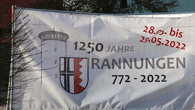 Vor 1250 Jahren wurde Rannungen erstmals in einer Urkunde erwähnt. Das feiert die Gemeinde Ende Mai ganz groß. Schon jetzt weisen Banner mit dem Gemeindewappen und dem Wasserturm, dem Wahrzeichen des Dorfes, darauf hin. Foto: Dieter Britz