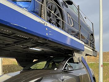 Fuhr auf der A9 bei Marktschorgast einfach rückwärts: Lkw-Fahrer schrottet nagelneue Tesla