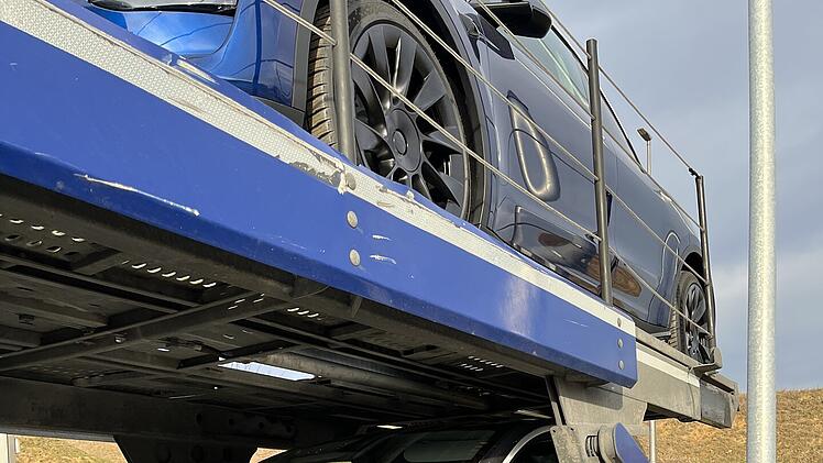 Fuhr auf der A9 bei Marktschorgast einfach rückwärts: Lkw-Fahrer schrottet nagelneue Tesla