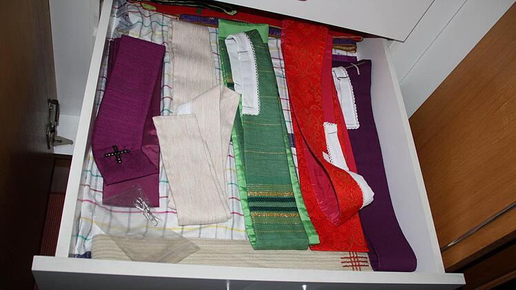 ...und wo der Pfarrer seine Stolen aufbewahrt.