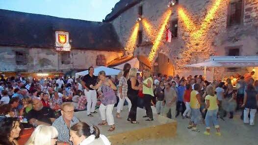 Bei einem Auftritt von "The Jets" im Ebenhäuser Schlosshof vom vergangenen Jahr steppte der Bär.