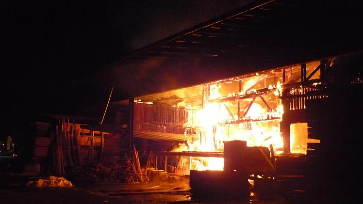 Als die Feuerwehr Kronach in Erlabrück eintraf, stand das Sägewerk in Flammen. Foto: Stefan Wicklein