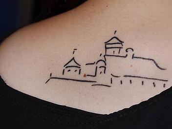 Die Festung Rosenberg zwischen den Schulterblättern: Karoline aus Kronach ist stolz auf ihr Tattoo.  Foto: Heike Schülein