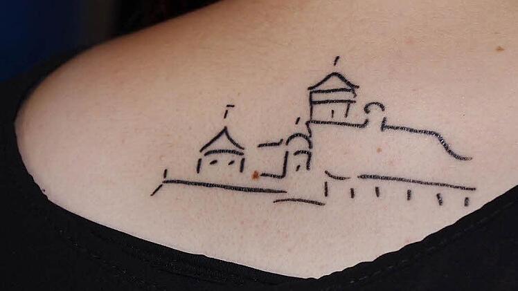 Die Festung Rosenberg zwischen den Schulterblättern: Karoline aus Kronach ist stolz auf ihr Tattoo.  Foto: Heike Schülein