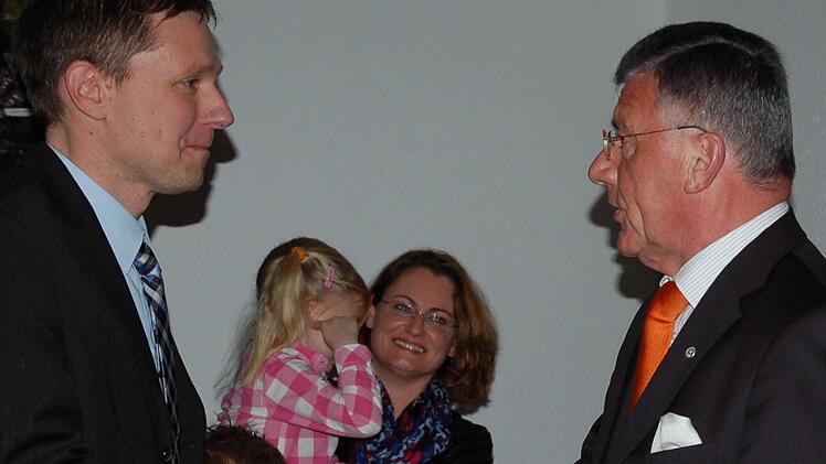 Bürgermeister Gerhard Preß (rechts) gehörte zu den ersten Gratulanten des künftigen Rödentaler Bürgermeisters Marco Steiner.