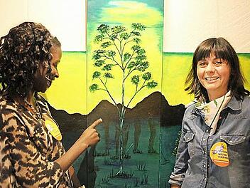 Noeline Asike Mills (links) erklärt Stefanie Kraus das Thema der Ausstellung. Foto: Mariell Dörrschmidt