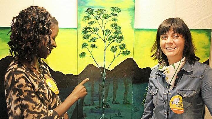 Noeline Asike Mills (links) erklärt Stefanie Kraus das Thema der Ausstellung. Foto: Mariell Dörrschmidt