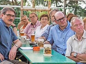 Bürger und Politiker an einem Tisch: Sie wollen die Ausweitung des Kiesabbaus in der Gemeinde Sand verhindern. Foto: René Rupprecht