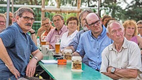 Bürger und Politiker an einem Tisch: Sie wollen die Ausweitung des Kiesabbaus in der Gemeinde Sand verhindern. Foto: René Rupprecht