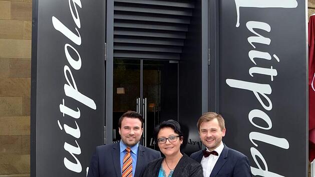 Unter dem neuen Namen "Luitpolds" wurde das Spielbankcasino wieder eröffnet. Neuer Pächter ist die HOWA Unternehmensgruppe vertreten durch die geschäftsführenden Gesellschafter Mario-Sebastian Fertig (links) und Stephan Krause. In der Bildmitte Spielbankchefin Heidrun Vorndran.  Foto: Peter Rauch