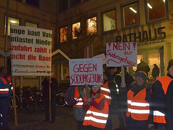 Abendlicher Bürgerprotest vor dem Herzogenauracher Rathaus gegen das Projekt Südumfahrung. Bernhard Panzer