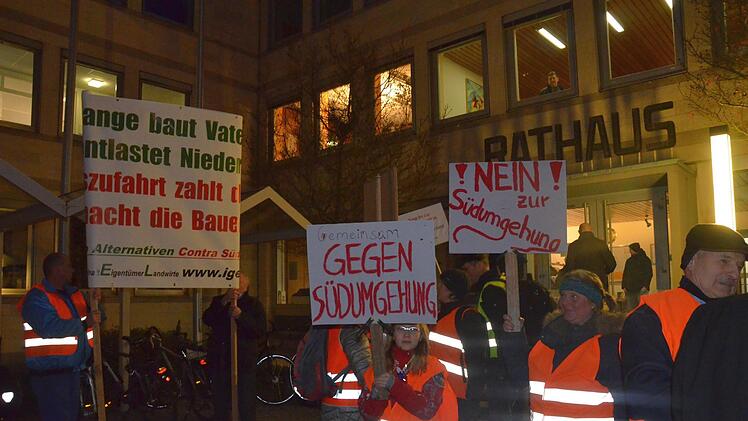 Abendlicher Bürgerprotest vor dem Herzogenauracher Rathaus gegen das Projekt Südumfahrung. Bernhard Panzer