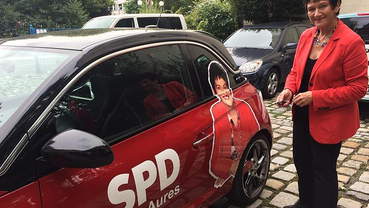 Die doppelte Inge: Landtagsvizepräsidentin Aures ist im Wahlkampf mit ihrem roten Opel Adam unterwegs. Foto: Stephan Tiroch