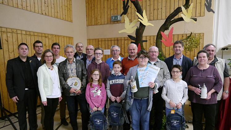 Siegerehrung (von links): Vorsitzender Harald Herbach, 3. Regionalverbandsmeister West: Schlaggemeinschaft Daus/Heuer (Lohr), 2. Bürgermeisterin Beatrix Lieb, Deutscher Verbandsjugendmeister Carsten Heuer,  2. Regionalverbandsmeister Ost: SG Bauer & Zimmermann (Schweinfurt), 2. Vorsitzender Stefan Ullrich, 1. Regionalverbandsmeister Ost: Günter Knaup, 7. Regionaler Verbandsjugendmeister Pierre Meier (Lohr), 3. Verbandsjugendmeister Samia und Silas Ullrich (Lohr), 3. Regionalverbandsmeister Os...