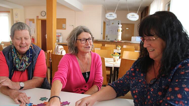 Spielerische Vorbereitung: Die Leiterin des Awo-Mehrgenerationenhauses in Mainleus, Ingrid Wagner (Mitte), im Gespräch mit Heidi Pitroff (rechts) vom ehrenamtlichen Helfer/innenkreis und Regina Stein, die für ihren demenzkranken Mann das Betreuungsangebot  der Arbeiterwohlfahrt in Anspruch nahm.Jochen Nützel