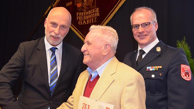 Grund zum Gratulieren: Friedbert Reichert ist seit 75 Jahren Mitglied bei der Garitzer Feuerwehr. Er hat fast auf den Tag genau die halbe Vereinsgeschichte erlebt, gepr&auml;gt und mitgestaltet. OB Kay Blankenburg, Kommandant Ralf Schubert und die vielen G&auml;ste der gro&szlig;en Feier zeigen Anerkennung.  Fotos: Peter Rauch