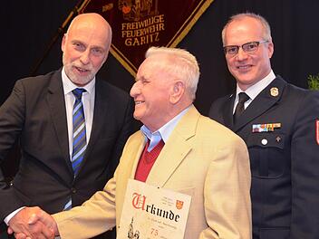 Grund zum Gratulieren: Friedbert Reichert ist seit 75 Jahren Mitglied bei der Garitzer Feuerwehr. Er hat fast auf den Tag genau die halbe Vereinsgeschichte erlebt, geprägt und mitgestaltet. OB Kay Blankenburg, Kommandant Ralf Schubert und die vielen Gäste der großen Feier zeigen Anerkennung.  Fotos: Peter Rauch