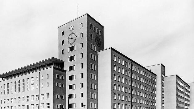 Symbol des Wirtschaftsaufschwungs: Siemens errichtete Ende der 1940er Jahr das Verwaltungsgebäude in Erlangen. 1953 war es fertiggestellt. Im Volksmund wird es aufgrund seiner rosafarbenen Fassade noch heute "Himbeerpalast" genannt.  Foto: Siemens Archiv